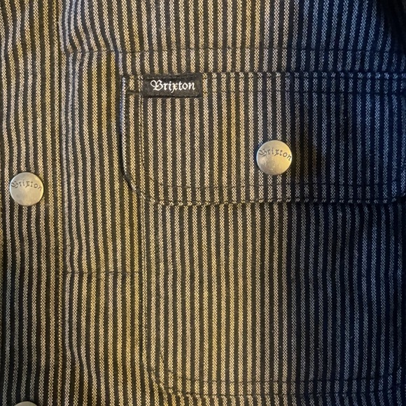 Selling a men’s large “ Brixton “ denim jacket , in new condition . Grey black. - Picture 2 of 4